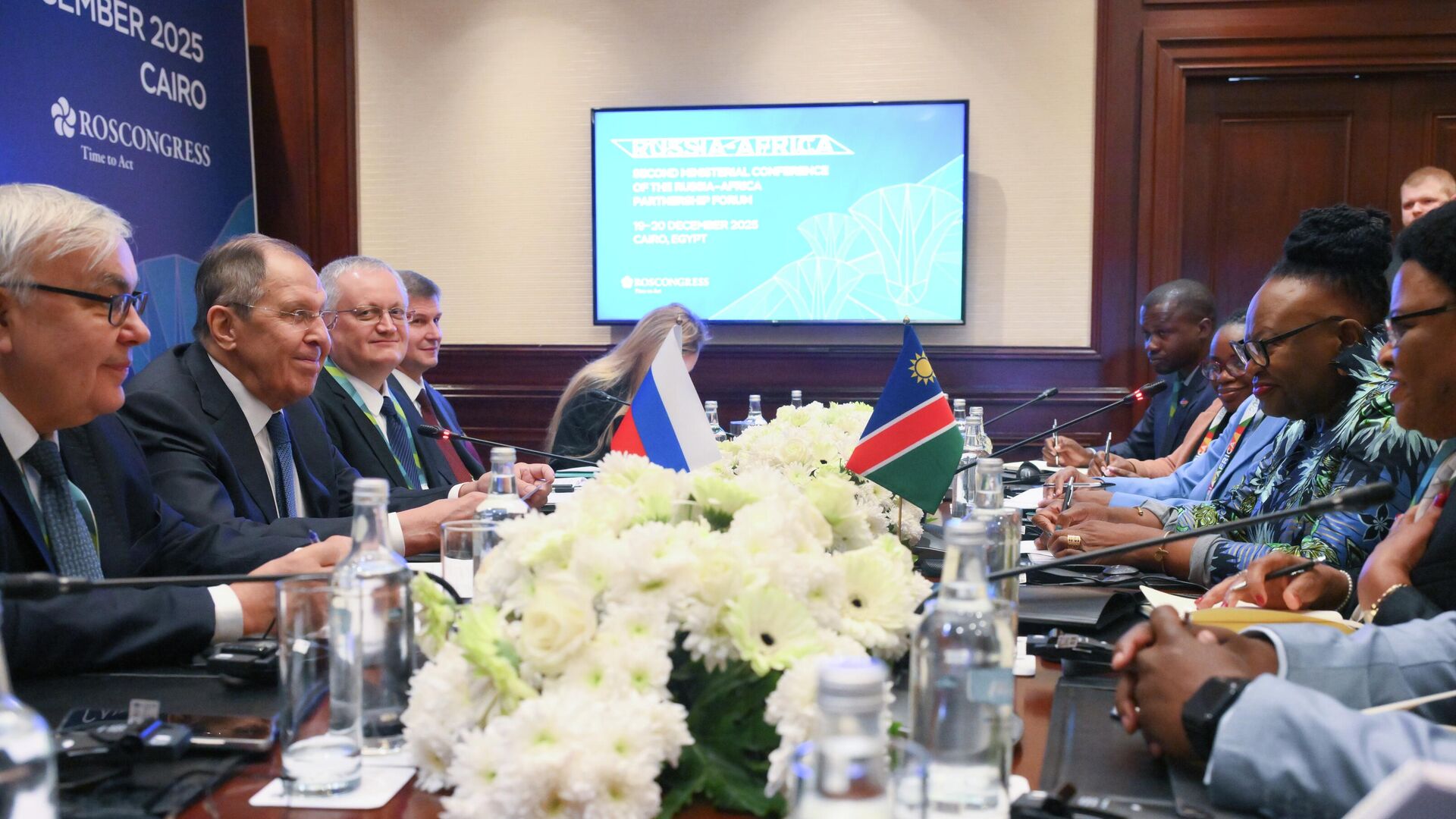 Министр иностранных дел РФ Сергей Лавров и министр международных отношений и торговли Намибии Сельма Ашипала-Мусавьи во время встречи в рамках Второй министерской конференции форума партнерства Россия – Африка в Каире. 19 декабря 2025 - РИА Новости, 1920, 19.12.2025