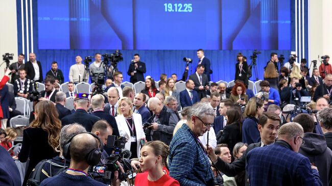 Журналисты перед началом прямой линии и пресс-конференции президента России Владимира Путина