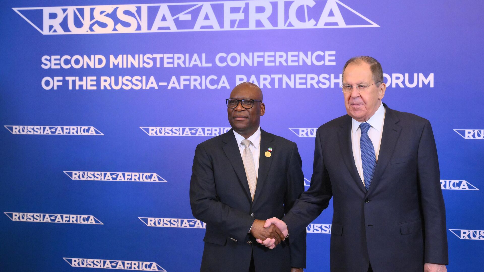 Министр иностранных дел РФ Сергей Лавров и министр иностранных дел Экваториальной Гвинеи Симеон Ойоно Эсоно Ангуэ во время встречи в Каире - РИА Новости, 1920, 19.12.2025