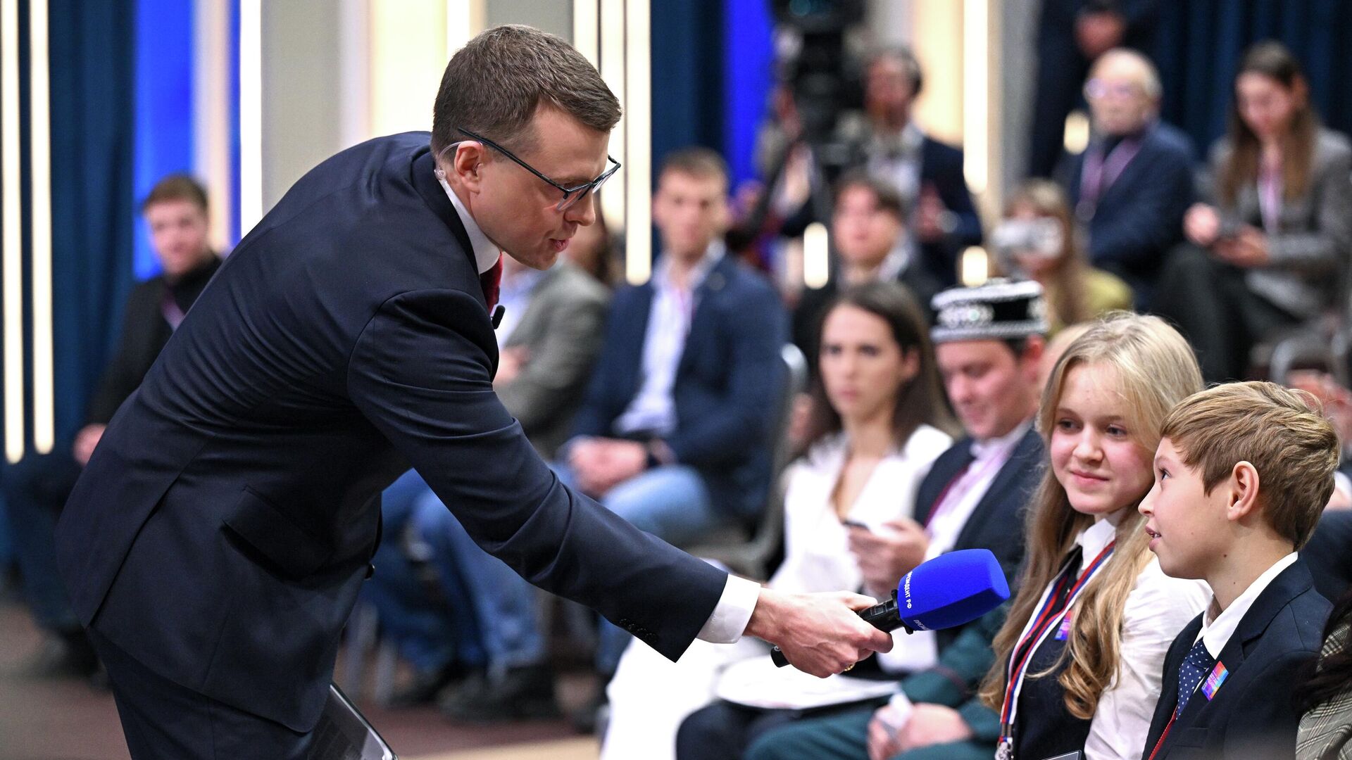 Журналист Павел Зарубин общается с юными журналистами перед началом прямой линии и пресс-конференции Владимира Путина - РИА Новости, 1920, 21.12.2025