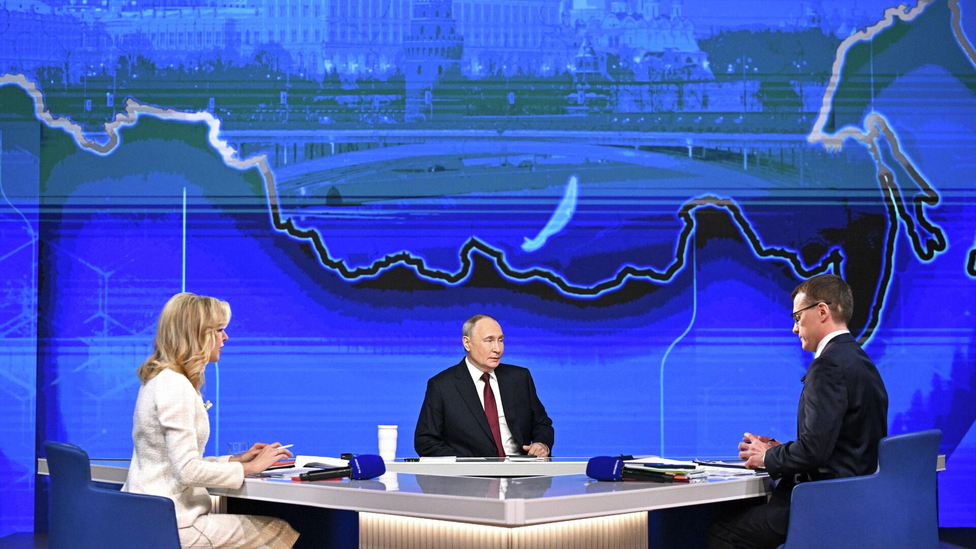 Президент России Владимир Путин отвечает на вопросы во время специальной программы Итоги года - РИА Новости, 1920, 19.12.2025