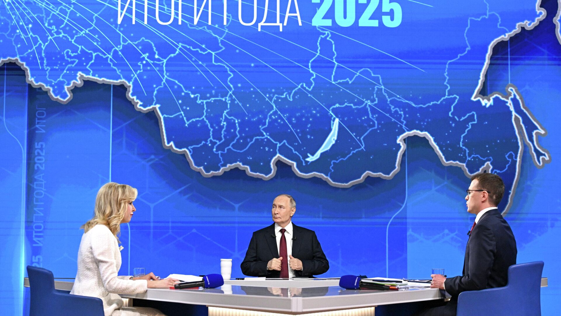 Президент России Владимир Путин отвечает на вопросы во время специальной программы Итоги года - РИА Новости, 1920, 19.12.2025