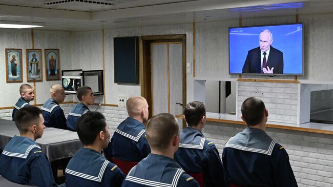 Военные моряки корабля измерительного комплекса Маршал Крылов Тихоокеанского флота России смотрят трансляцию специальной программы Итоги года с Владимиром Путиным