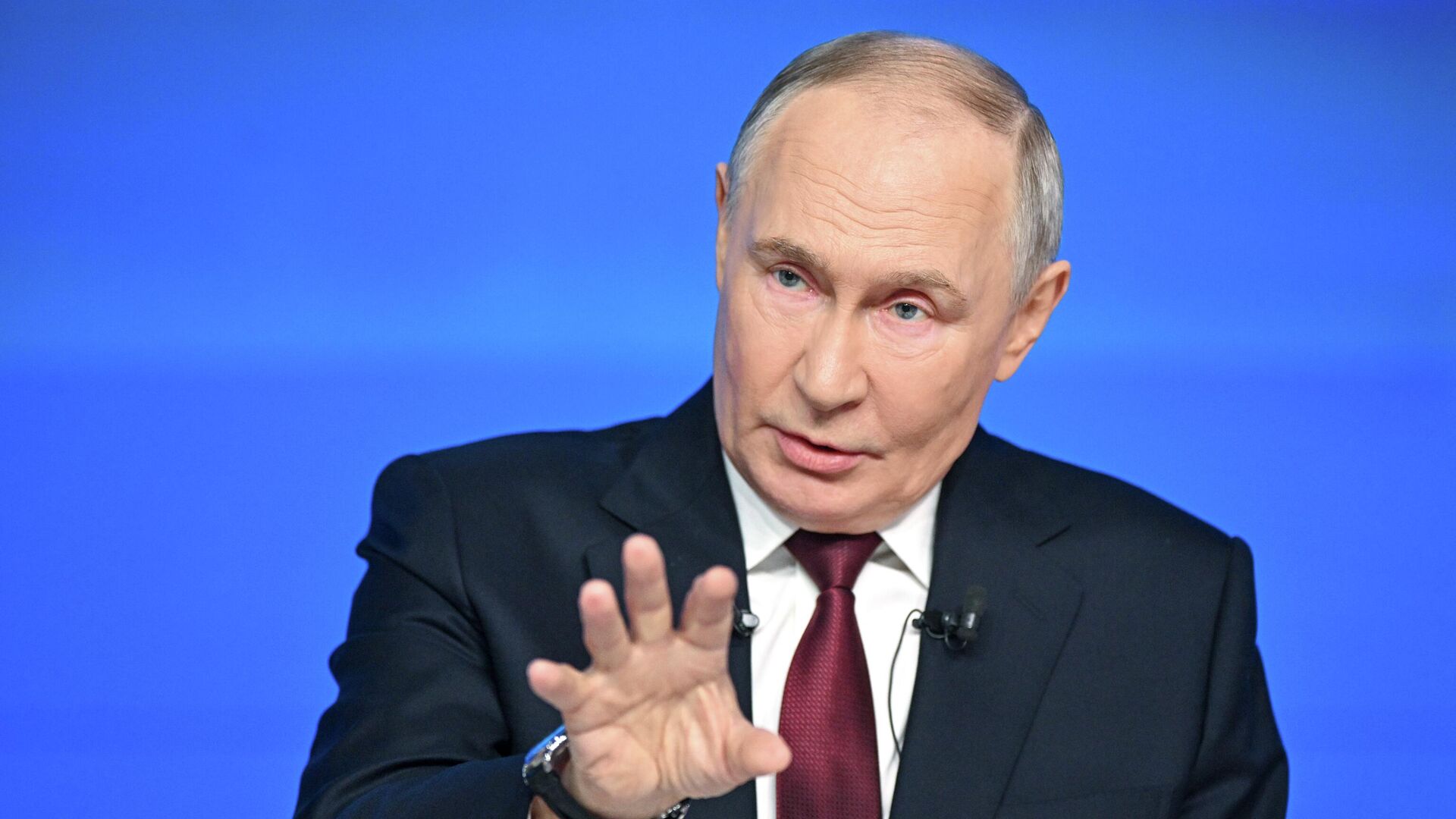 Президент РФ Владимир Путин отвечает на вопросы во время специальной программы Итоги года - РИА Новости, 1920, 19.12.2025