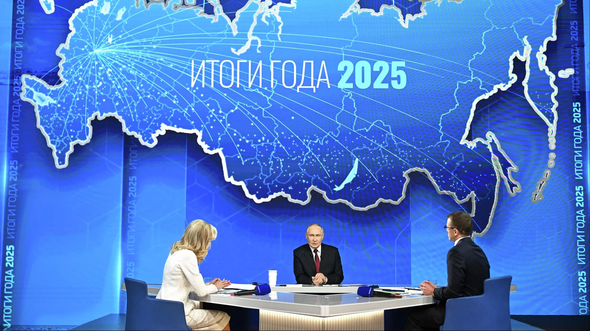Президент РФ Владимир Путин отвечает на вопросы во время специальной программы Итоги года - РИА Новости, 1920, 19.12.2025
