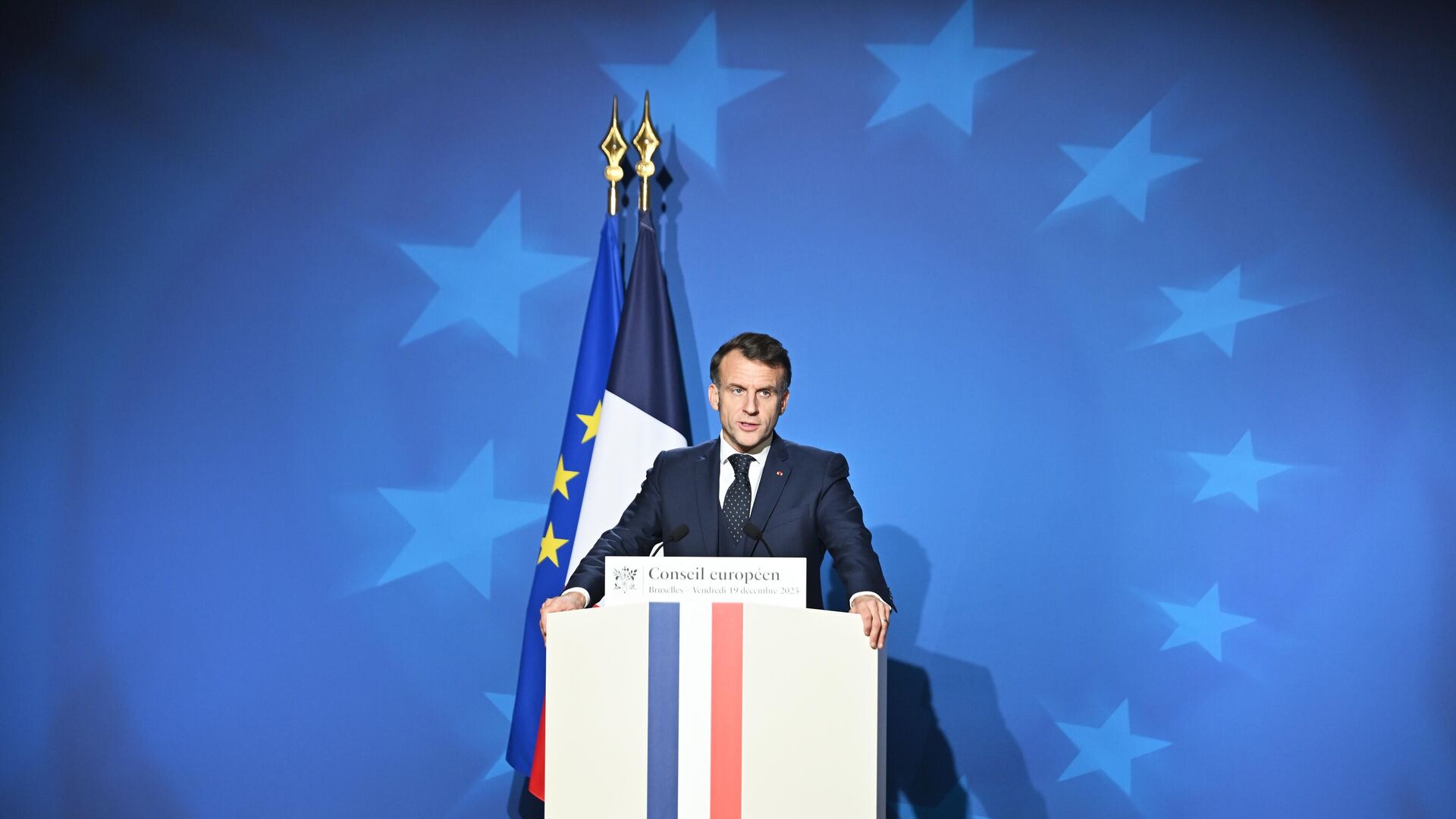 Президент Франции Эммануэль Макрон во время пресс-конференции по итогам саммита ЕС в Брюсселе, Бельгия. 19 декабря 2025 - РИА Новости, 1920, 19.12.2025