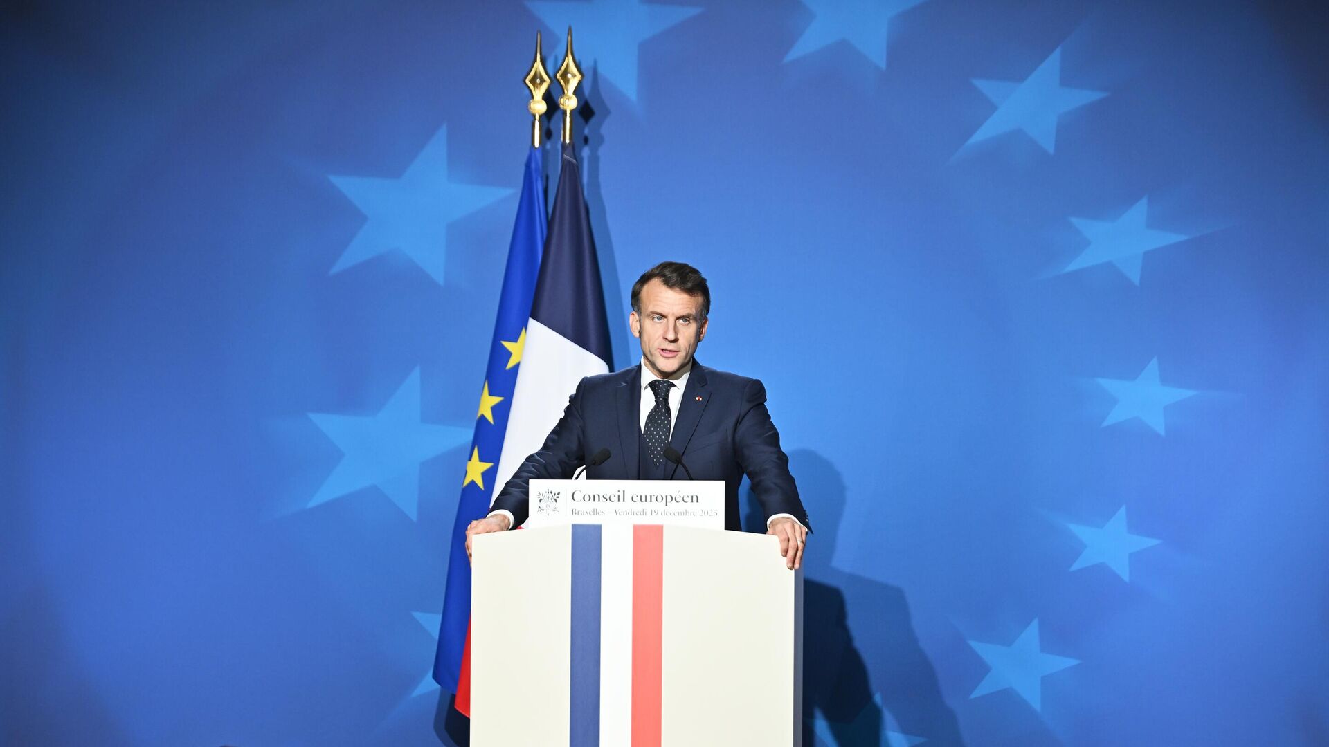 Президент Франции Эммануэль Макрон во время пресс-конференции по итогам саммита ЕС в Брюсселе, Бельгия. 19 декабря 2025 - РИА Новости, 1920, 19.12.2025