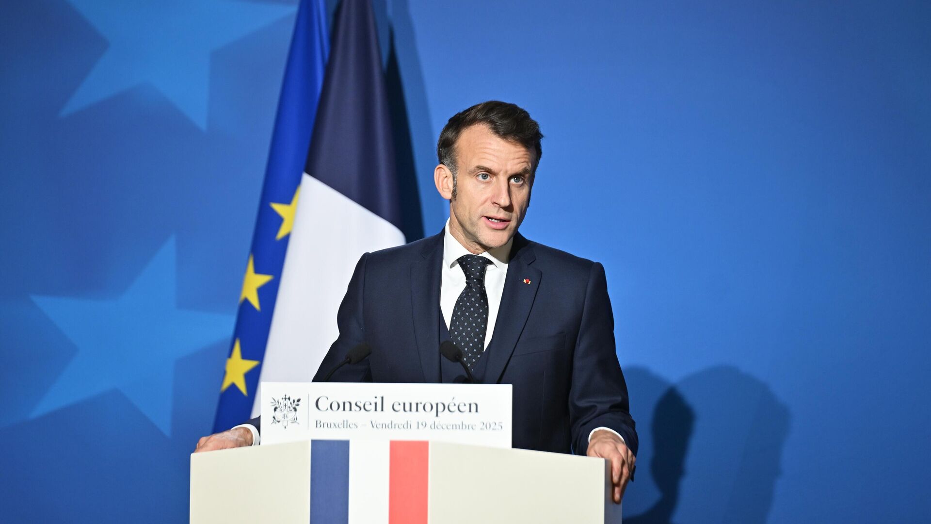 Президент Франции Эммануэль Макрон во время пресс-конференции по итогам саммита ЕС в Брюсселе, Бельгия. 19 декабря 2025 - РИА Новости, 1920, 19.12.2025