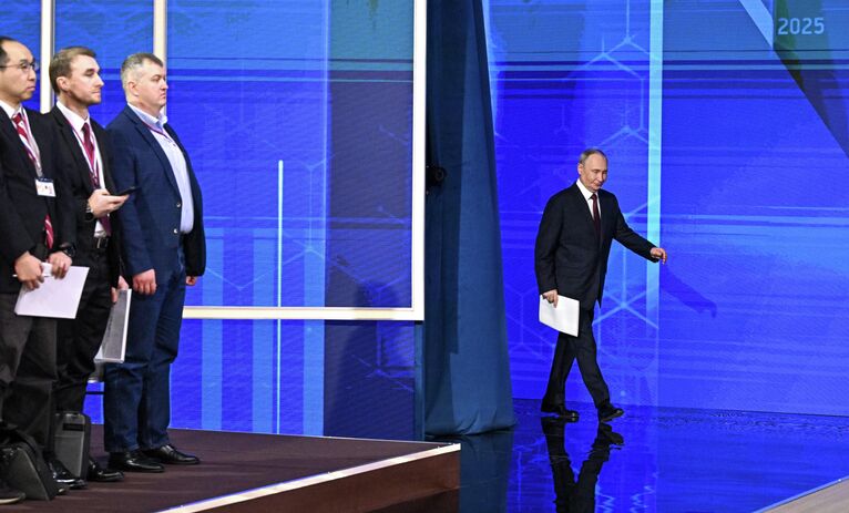 Президент РФ Владимир Путин перед началом специальной программы Итоги года