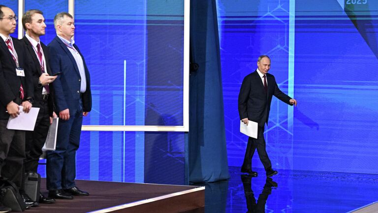 Президент РФ Владимир Путин перед началом специальной программы Итоги года
