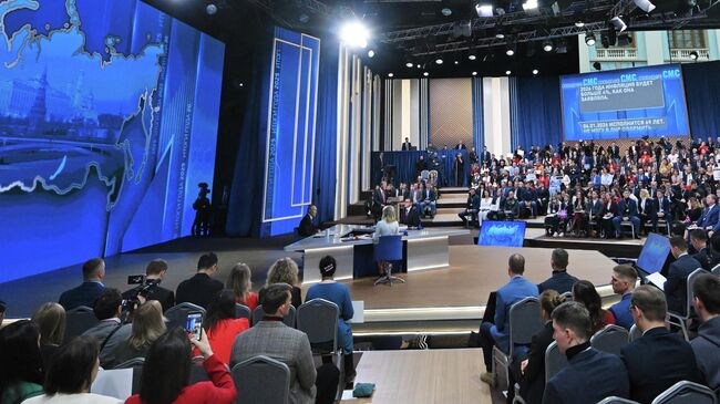 Президент РФ Владимир Путин отвечает на вопросы во время специальной программы Итоги года в Москве