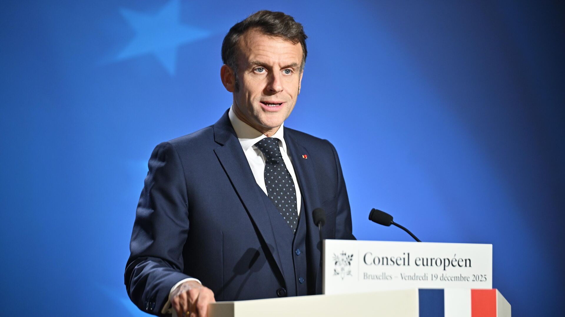 Президент Франции Эммануэль Макрон во время пресс-конференции по итогам саммита ЕС в Брюсселе, Бельгия. 19 декабря 2025 - РИА Новости, 1920, 19.12.2025