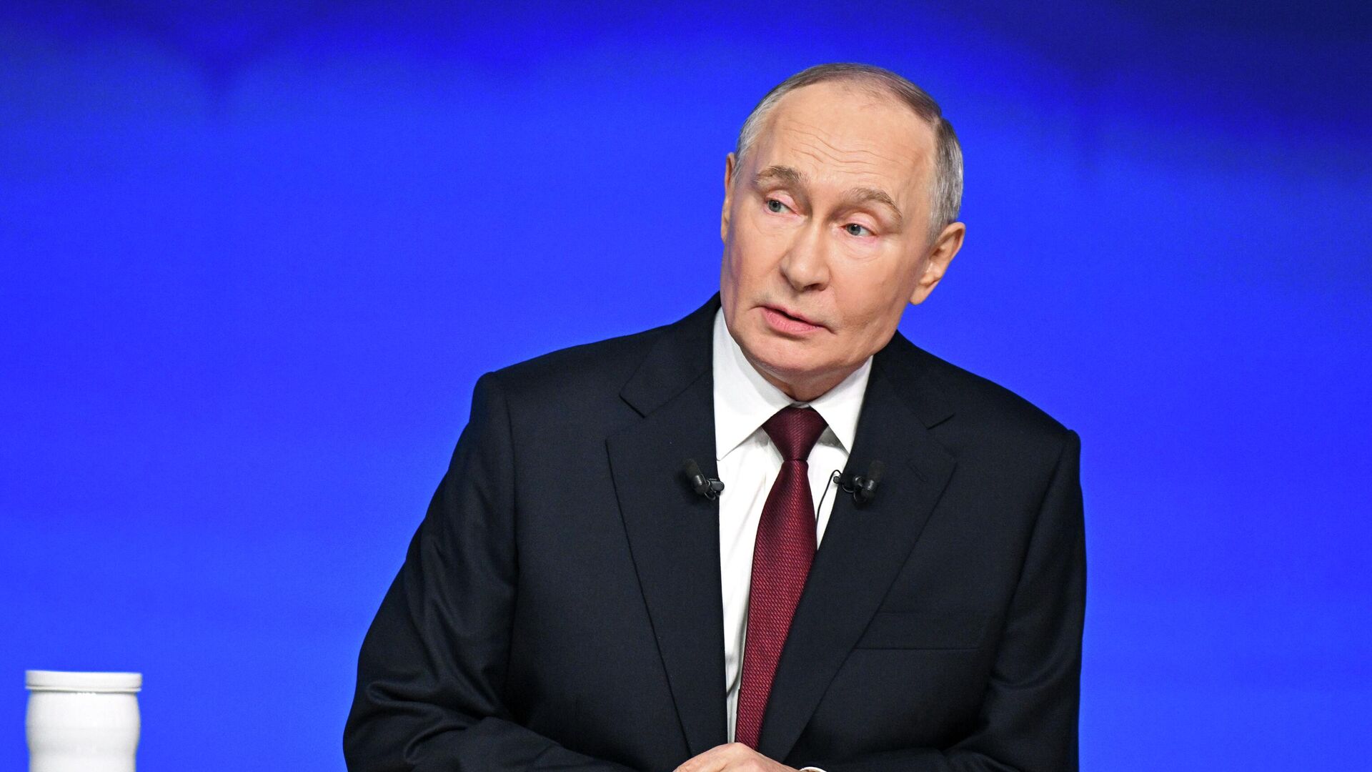 Президент РФ Владимир Путин отвечает на вопросы во время специальной программы Итоги года - РИА Новости, 1920, 19.12.2025