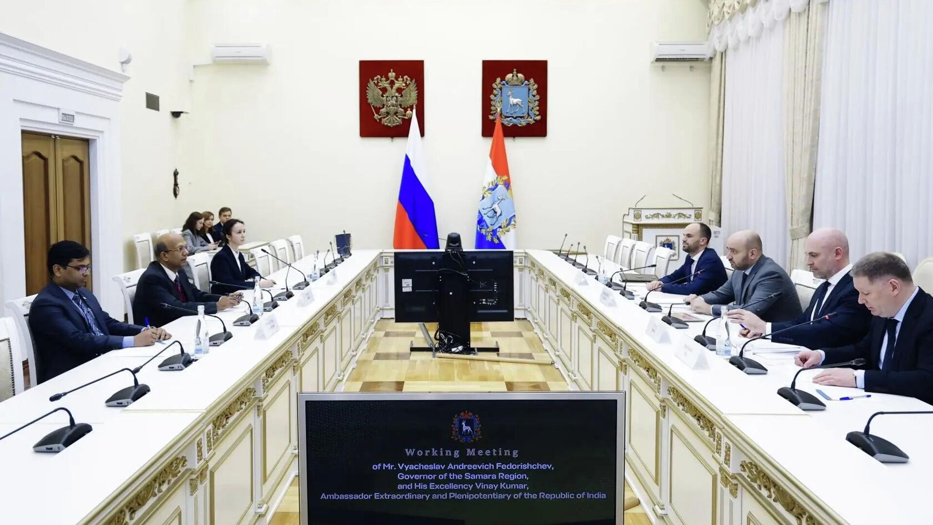 Губернатор Самарской области Вячеслав Федорищев во время встречи с полномочным послом Республики Индия в Российской Федерации Винаем Кумаром - РИА Новости, 1920, 19.12.2025