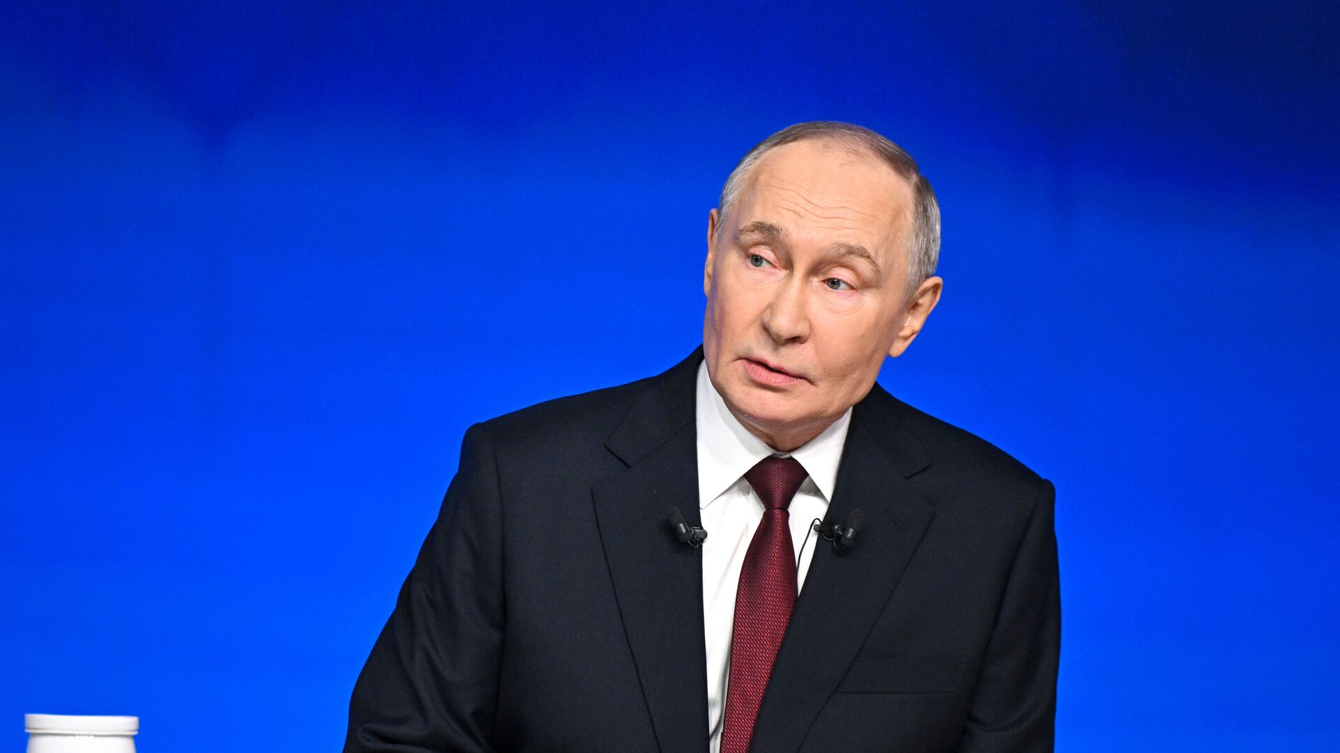 Президент РФ Владимир Путин отвечает на вопросы во время специальной программы Итоги года - РИА Новости, 1920, 19.12.2025