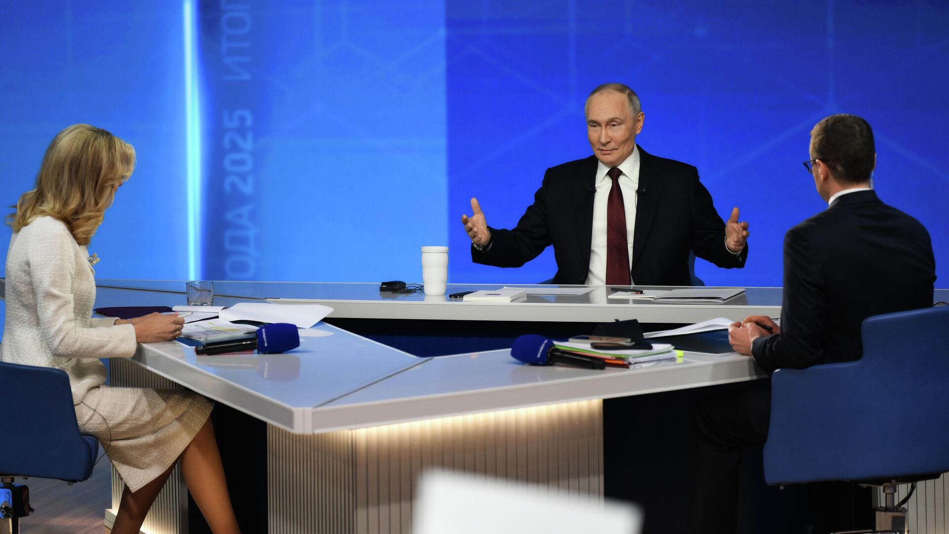 Президент РФ Владимир Путин отвечает на вопросы во время специальной программы Итоги года в Москве - РИА Новости, 1920, 19.12.2025