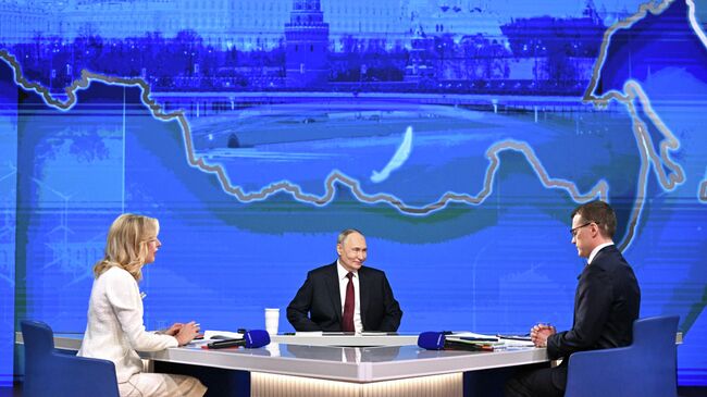 Президент РФ Владимир Путин отвечает на вопросы во время специальной программы Итоги года