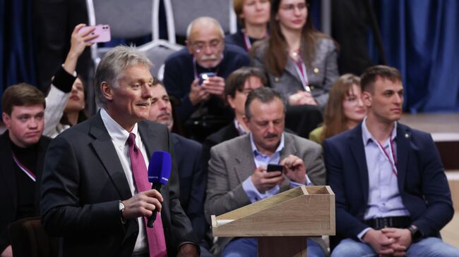 Пресс-секретарь президента РФ Дмитрий Песков во время специальной программы Итоги года с Владимиром Путиным в Москве