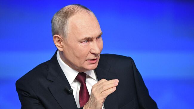 Президент РФ Владимир Путин отвечает на вопросы во время специальной программы Итоги года