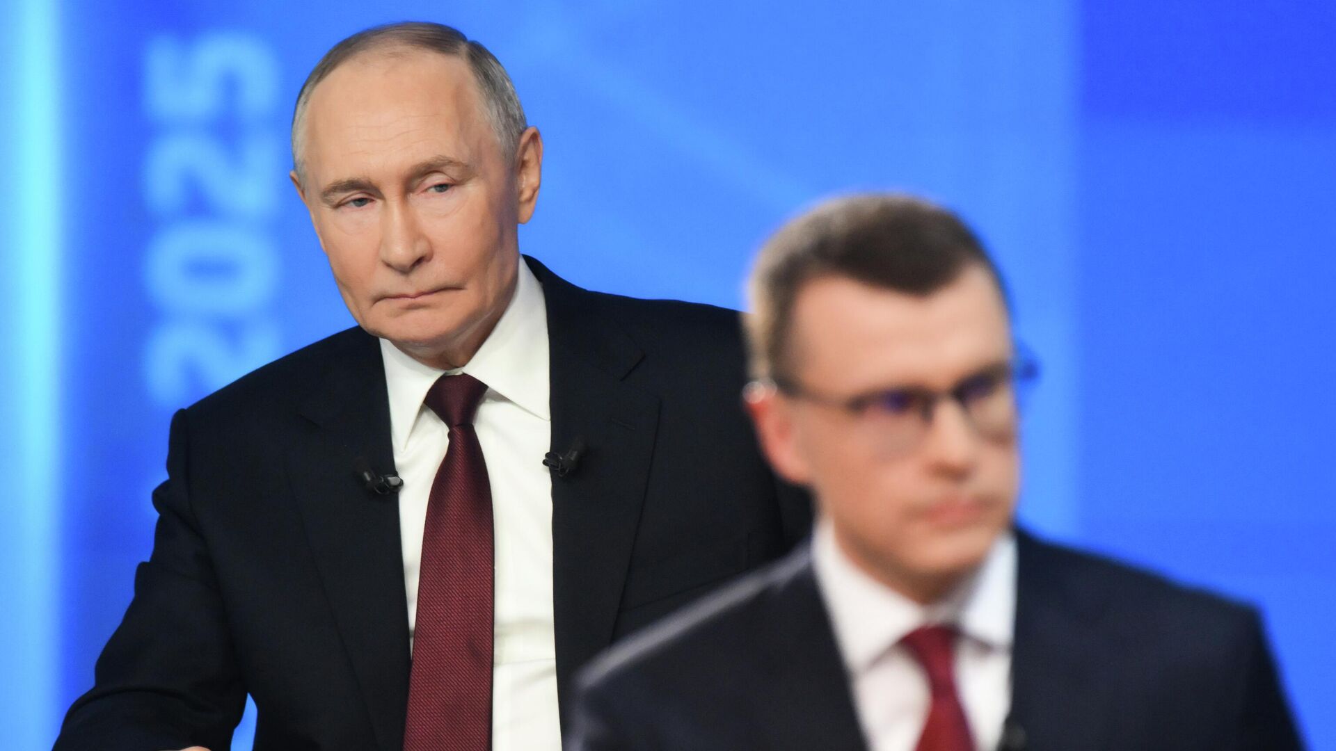 Президент РФ Владимир Путин отвечает на вопросы во время специальной программы Итоги года в Москве - РИА Новости, 1920, 19.12.2025