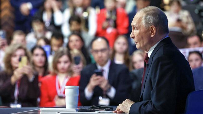 Президент РФ Владимир Путин отвечает на вопросы во время специальной программы Итоги года