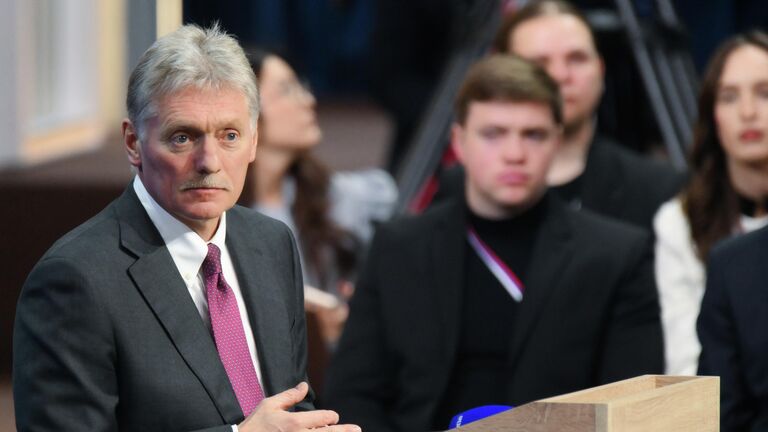 Пресс-секретарь президента РФ Дмитрий Песков во время специальной программы Итоги года с Владимиром Путиным в Москве