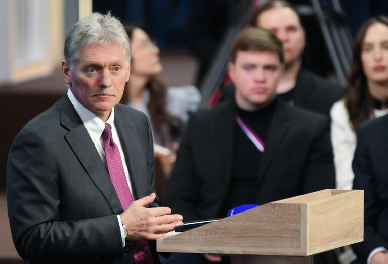 Пресс-секретарь президента РФ Дмитрий Песков во время специальной программы Итоги года с Владимиром Путиным в Москве