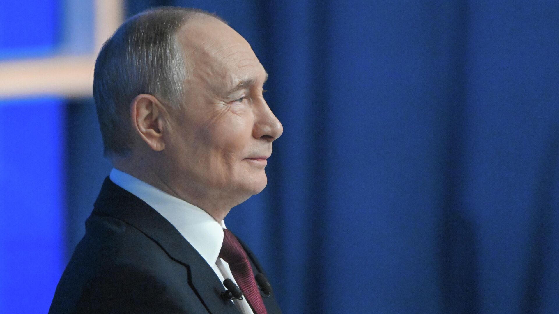 Президент РФ Владимир Путин отвечает на вопросы во время специальной программы Итоги года в Москве - РИА Новости, 1920, 19.12.2025