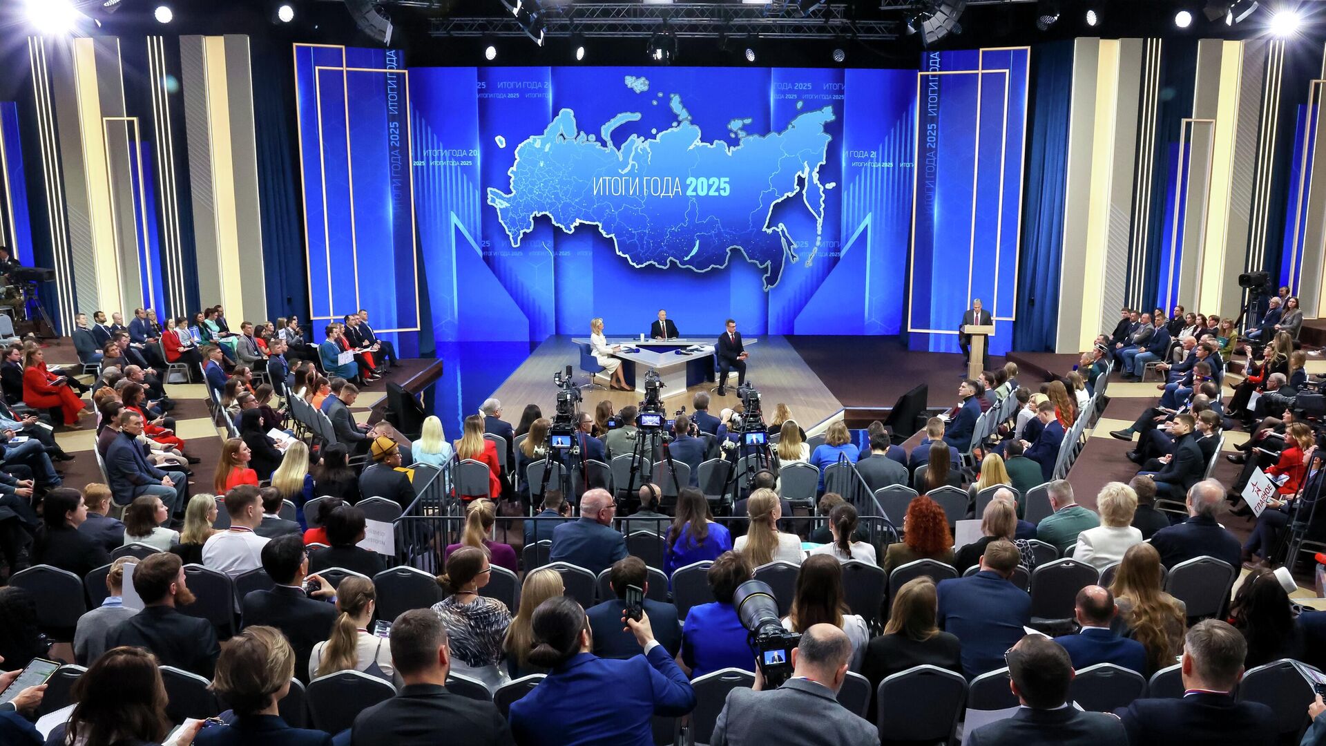 Президент России Владимир Путин отвечает на вопросы во время специальной программы Итоги года в Москве - РИА Новости, 1920, 19.12.2025