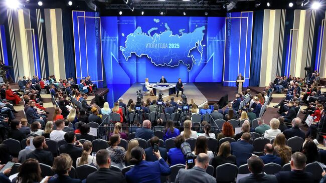 Президент России Владимир Путин отвечает на вопросы во время специальной программы Итоги года в Москве
