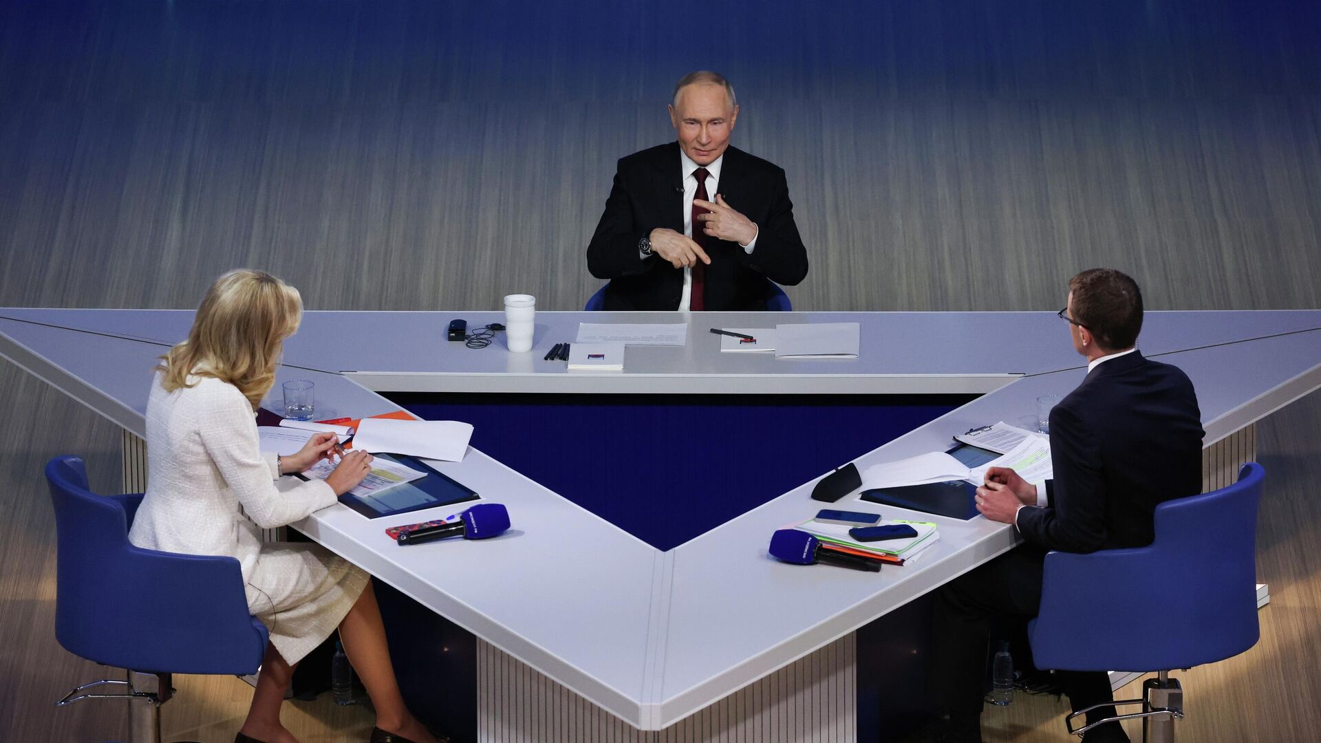 Президент РФ Владимир Путин отвечает на вопросы во время специальной программы Итоги года в Москве - РИА Новости, 1920, 19.12.2025