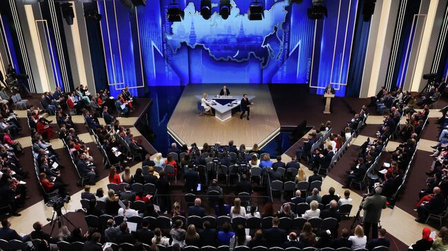 Президент РФ Владимир Путин отвечает на вопросы во время специальной программы Итоги года в Москве