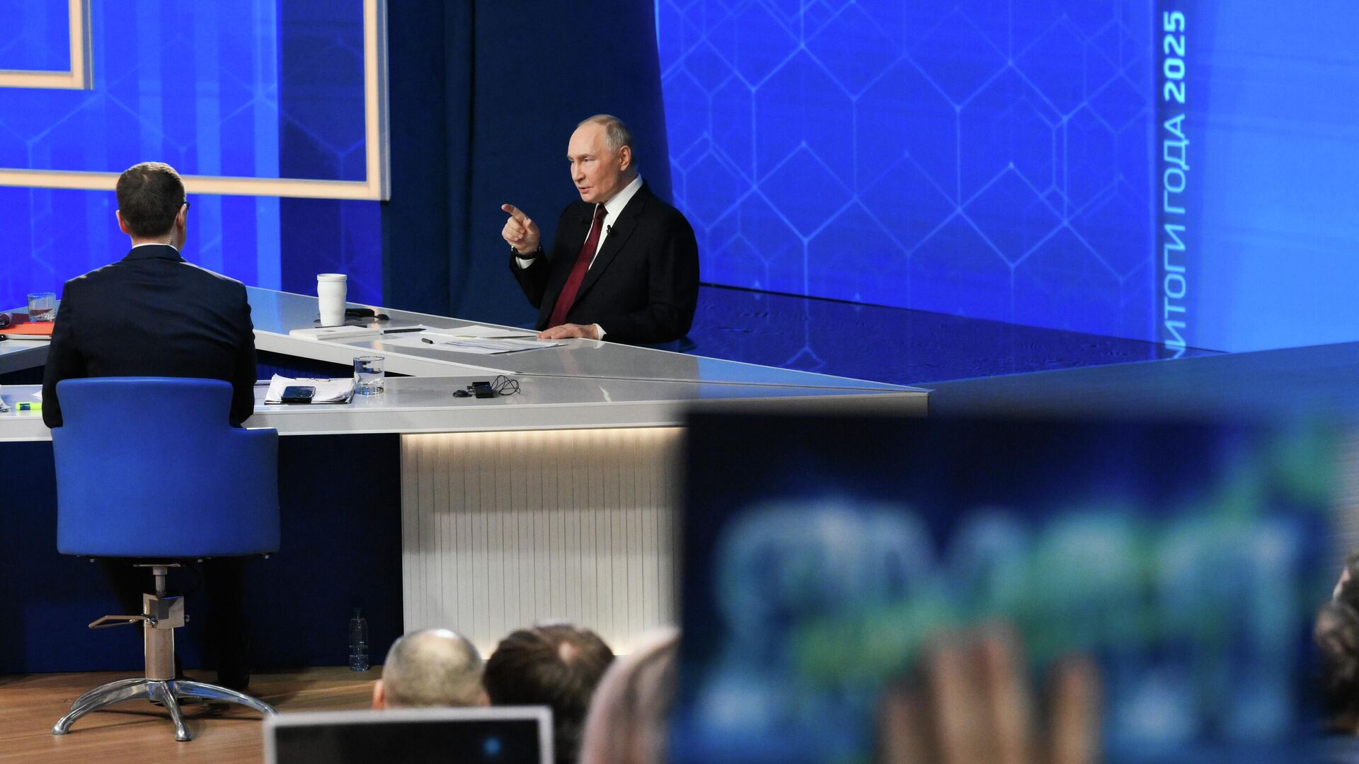 Президент России Владимир Путин отвечает на вопросы во время специальной программы Итоги года в Москве - РИА Новости, 1920, 19.12.2025