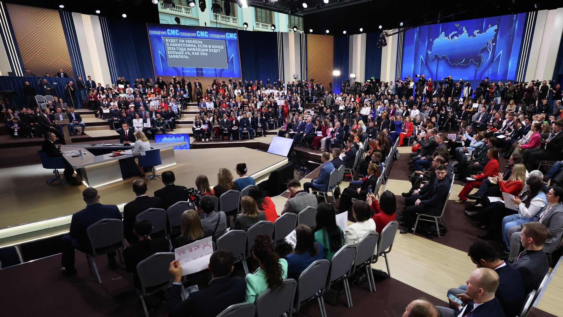 Президент Владимир Путин отвечает на вопросы во время специальной программы Итоги года в Москве - РИА Новости, 1920, 19.12.2025