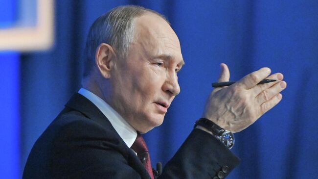 Президент России Владимир Путин отвечает на вопросы во время специальной программы Итоги года в Москве