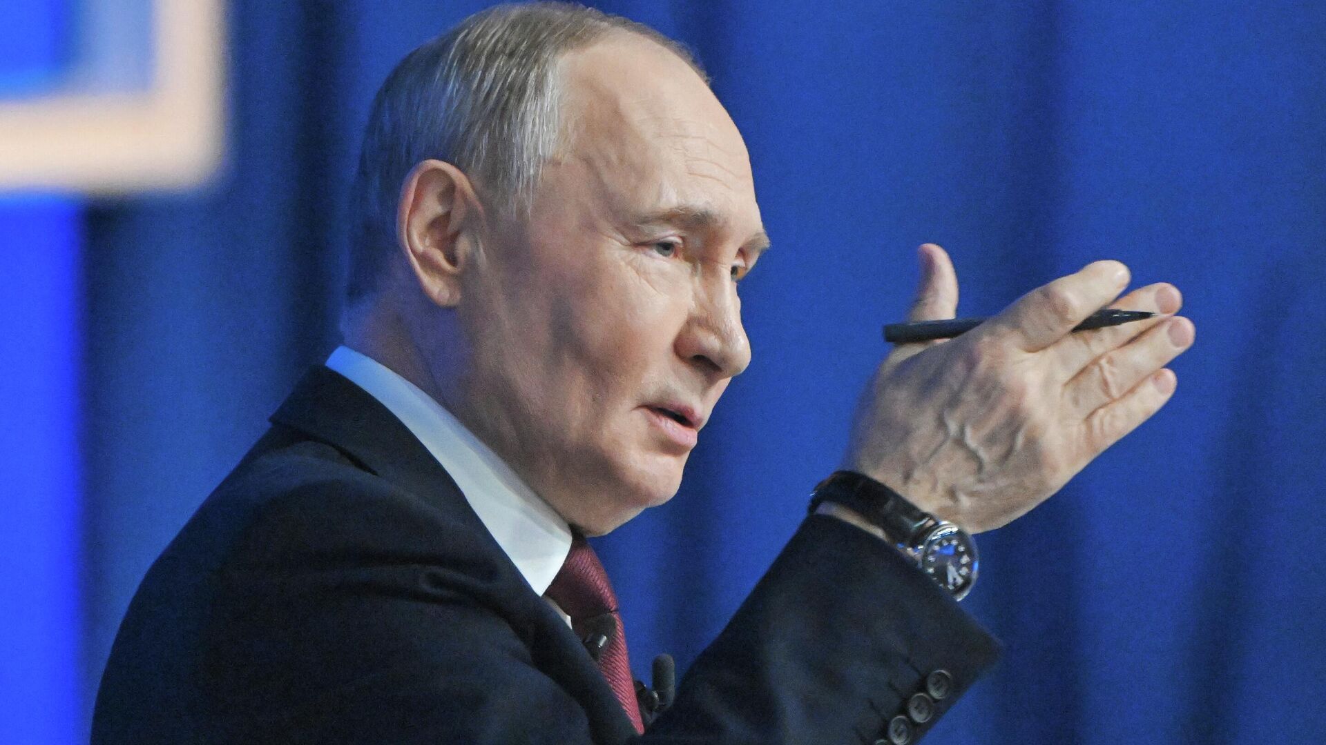 Президент России Владимир Путин отвечает на вопросы во время специальной программы Итоги года в Москве - РИА Новости, 1920, 19.12.2025