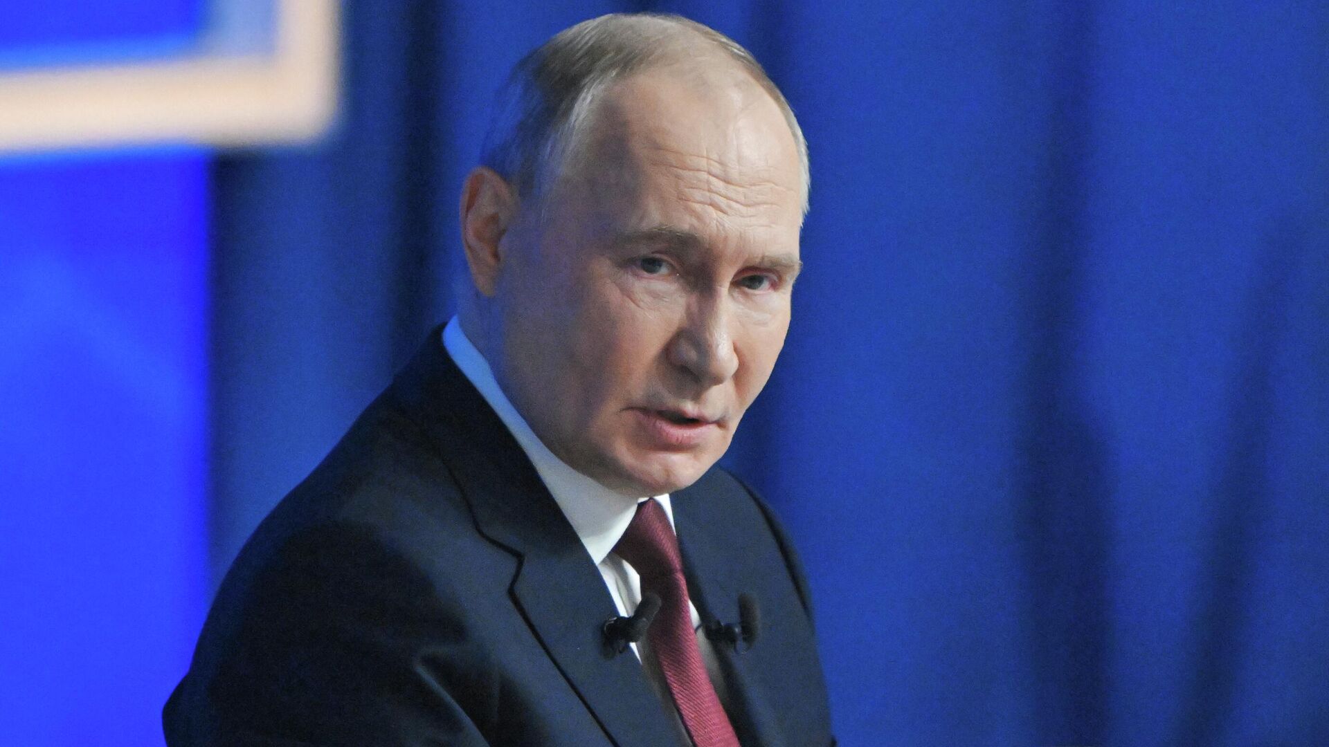 Президент РФ Владимир Путин отвечает на вопросы во время специальной программы Итоги года в Москве - РИА Новости, 1920, 19.12.2025