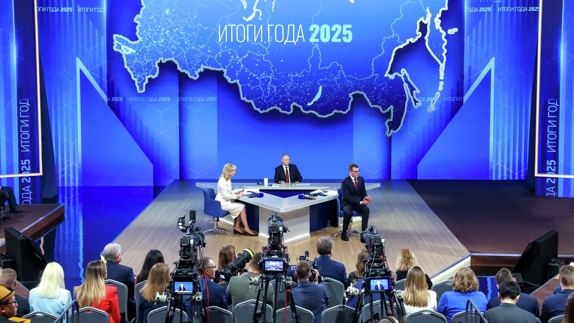 Президент РФ Владимир Путин отвечает на вопросы во время специальной программы Итоги года - РИА Новости, 1920, 19.12.2025