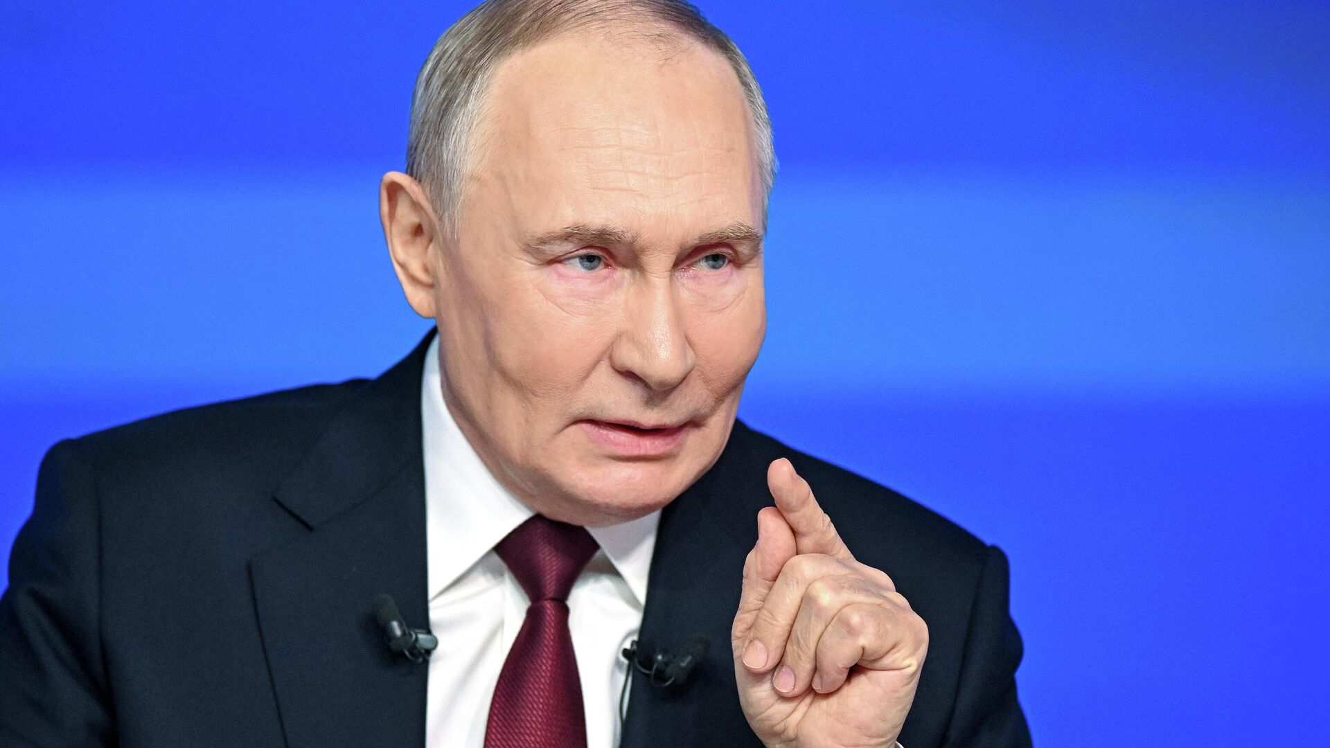 Президент РФ Владимир Путин отвечает на вопросы во время специальной программы Итоги года - РИА Новости, 1920, 19.12.2025