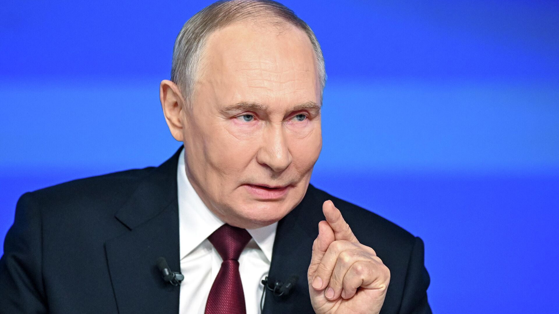 Президент РФ Владимир Путин отвечает на вопросы во время специальной программы Итоги года - РИА Новости, 1920, 19.12.2025