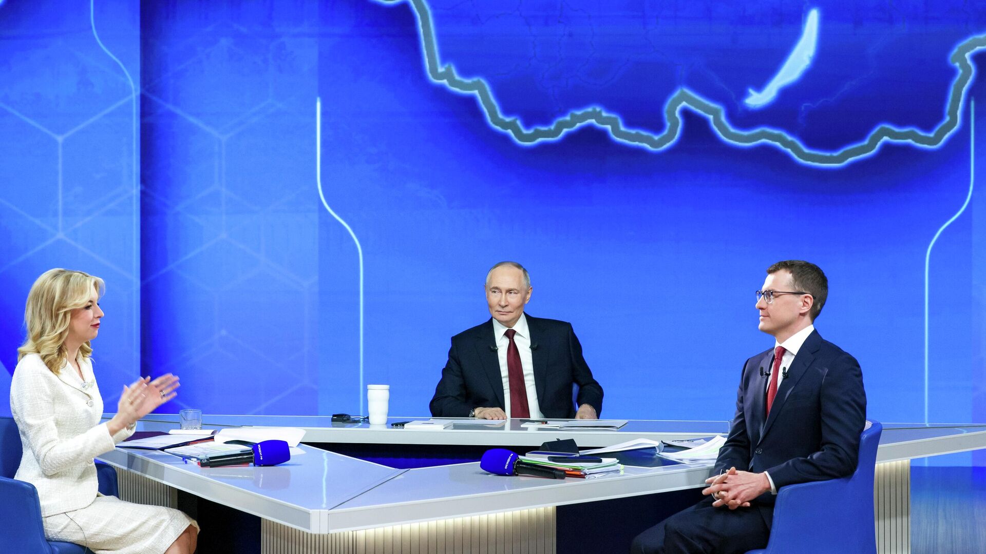 Президент РФ Владимир Путин отвечает на вопросы во время специальной программы Итоги года - РИА Новости, 1920, 19.12.2025