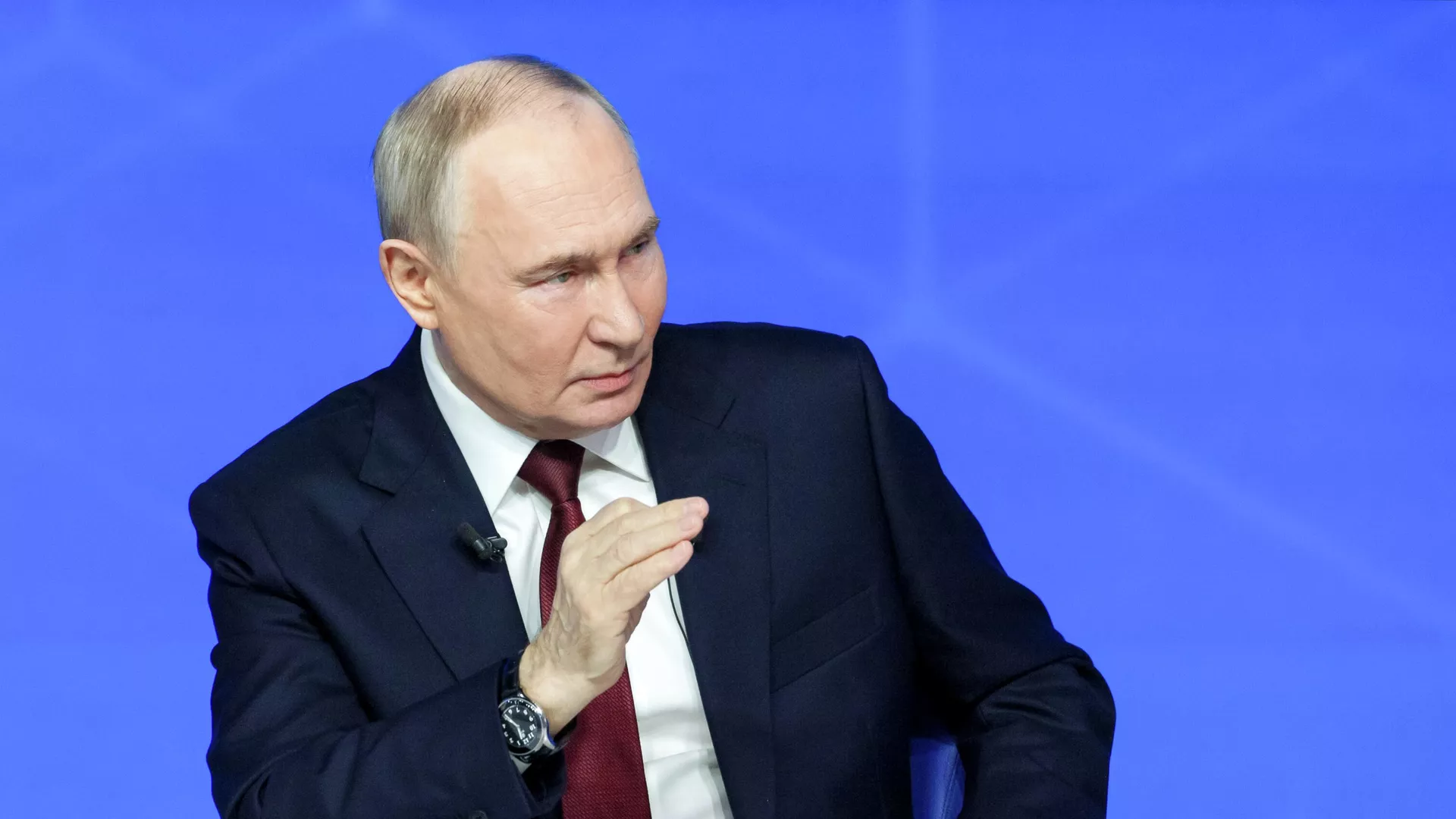 Президент РФ Владимир Путин отвечает на вопросы во время специальной программы Итоги года - РИА Новости, 1920, 19.12.2025