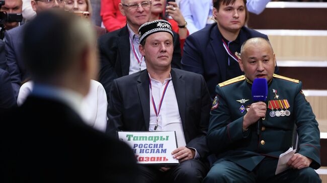 Командир штурмовой роты, Герой России старший лейтенант Наран Очир-Горяев во время специальной программы Итоги года с Владимиром Путиным в Москве