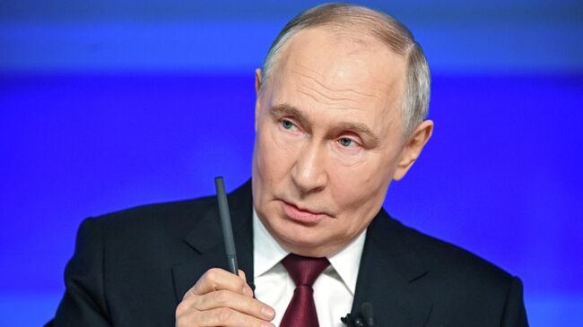 Президент РФ Владимир Путин отвечает на вопросы во время специальной программы Итоги года