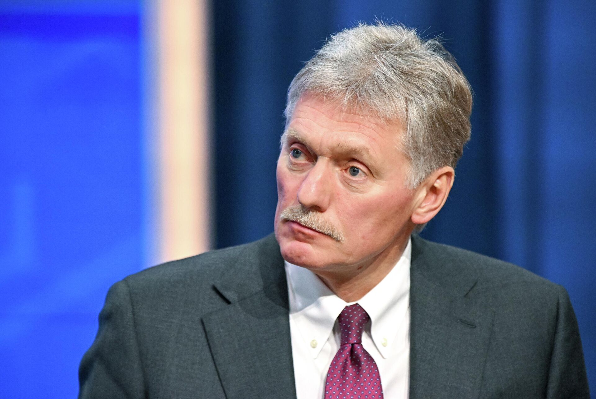 Пресс-секретарь президента РФ Дмитрий Песков во время специальной программы Итоги года с Владимиром Путиным в Москве