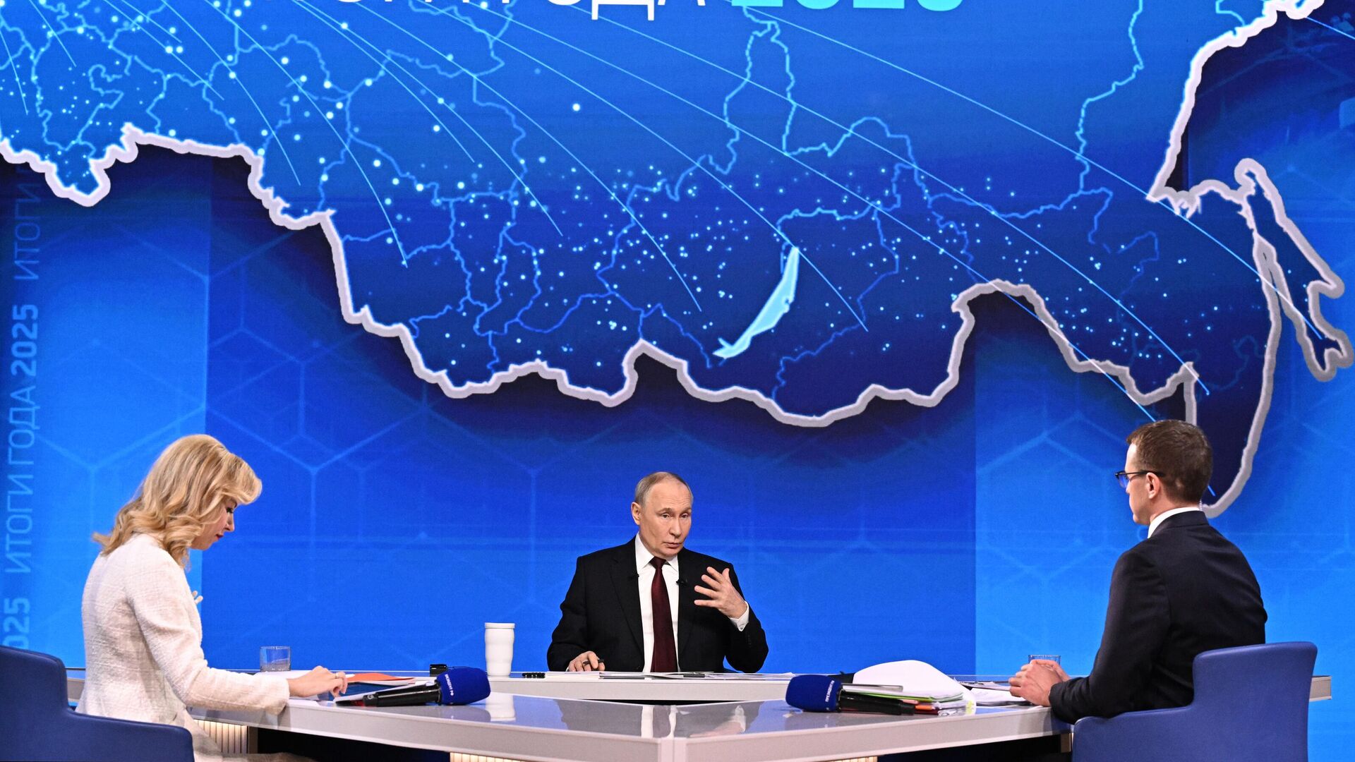 Президент РФ Владимир Путин отвечает на вопросы во время специальной программы Итоги года - РИА Новости, 1920, 19.12.2025