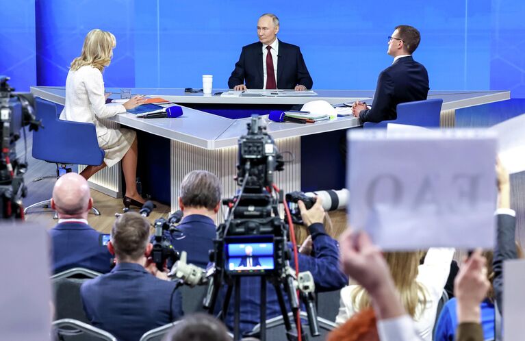 Президент РФ Владимир Путин отвечает на вопросы во время специальной программы Итоги года
