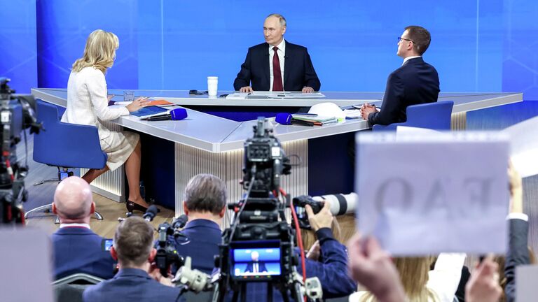 Президент РФ Владимир Путин отвечает на вопросы во время специальной программы Итоги года