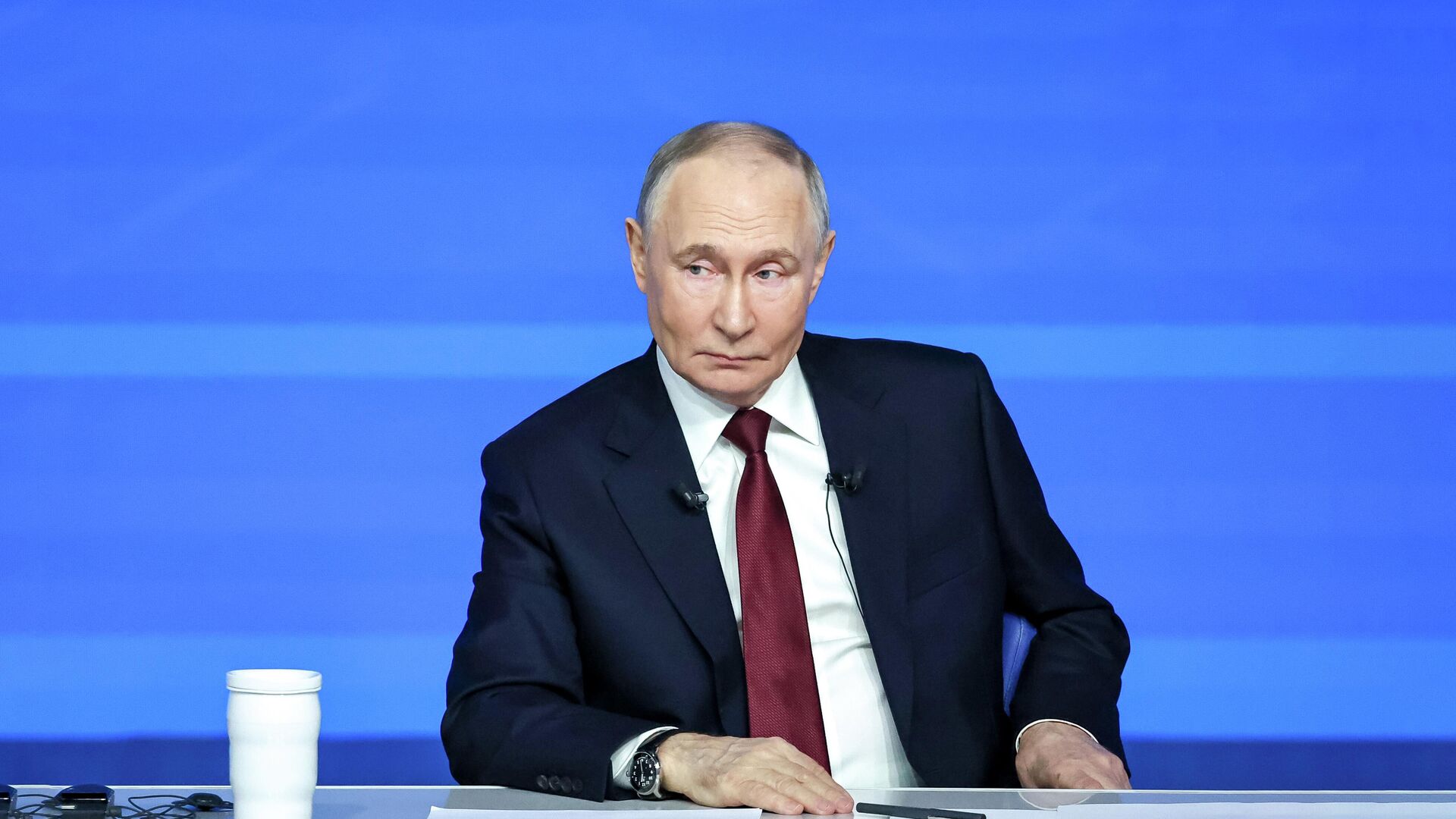 Президент России Владимир Путин отвечает на вопросы во время специальной программы Итоги года - РИА Новости, 1920, 19.12.2025