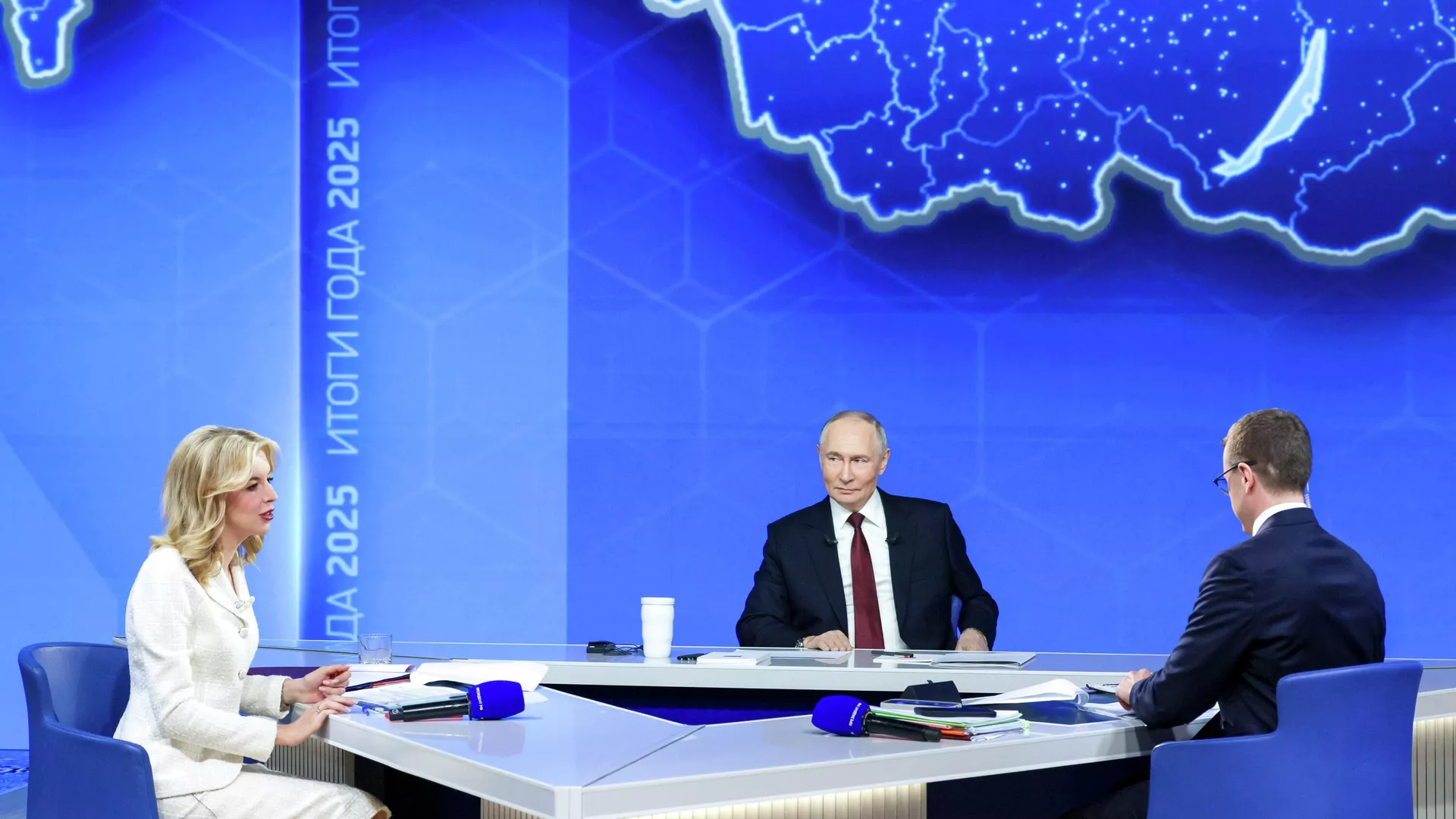 Президент Владимир Путин отвечает на вопросы во время специальной программы Итоги года - РИА Новости, 1920, 19.12.2025